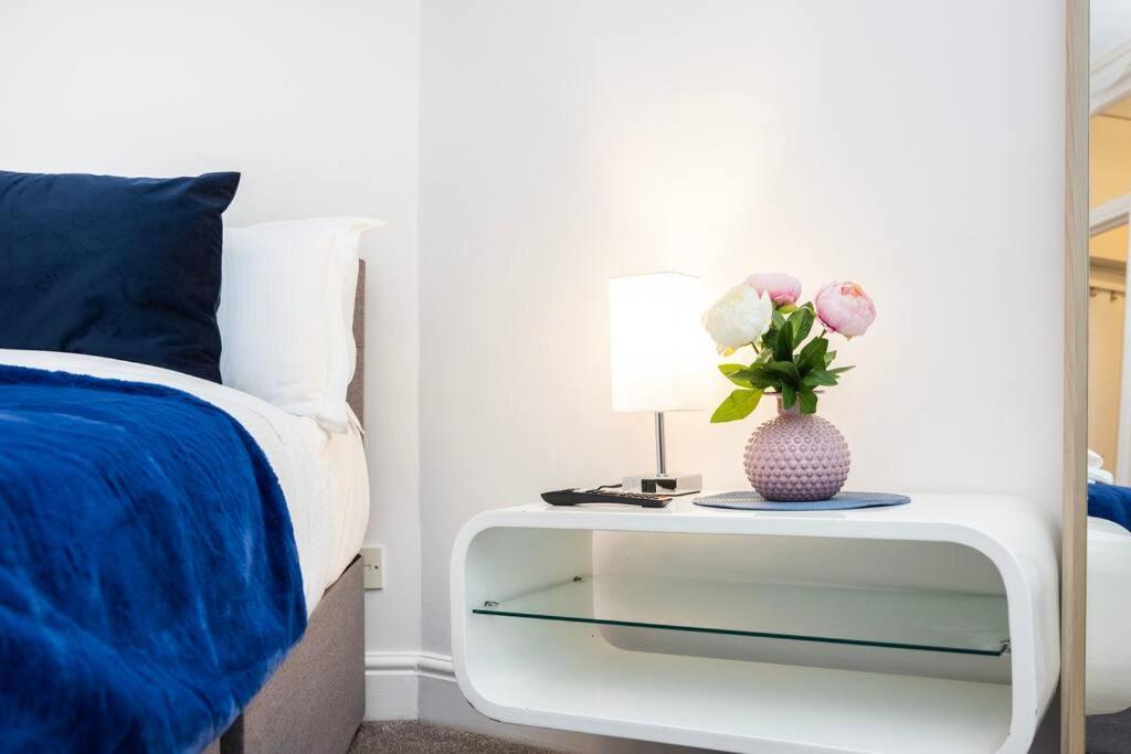 Stylish Studio In Leicester Square Лондон Экстерьер фото